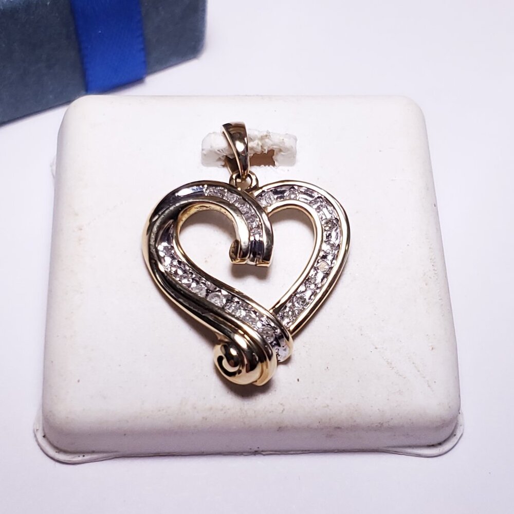 Estate .25ctw Natural Rd/Bag Diamond Polished 10Kt YG Open Folds Heart Pend22718